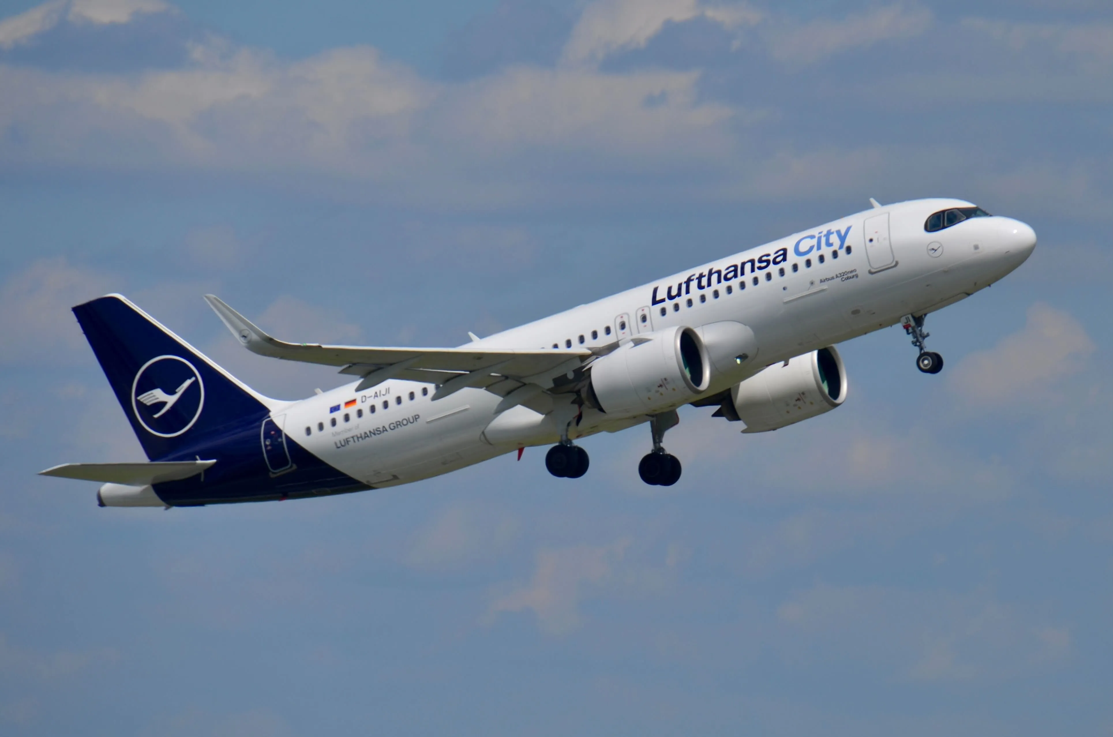Lufthansa aviationtag A320 コンビ色 Lufthansa Airbus A320 - D-AIPB – Aviationtag
